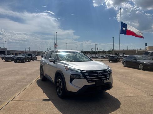 Used 2025 Nissan Rogue SV FWD image 3