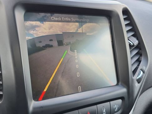 Used 2017 Jeep Cherokee Trailhawk AWD/4WD image 31