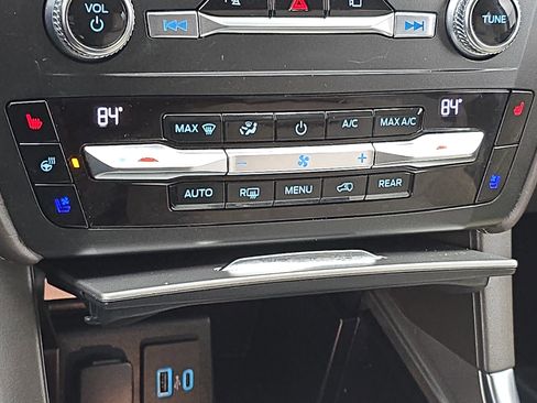 Used 2020 Ford Explorer Platinum w/ Premium Technology Package image 25