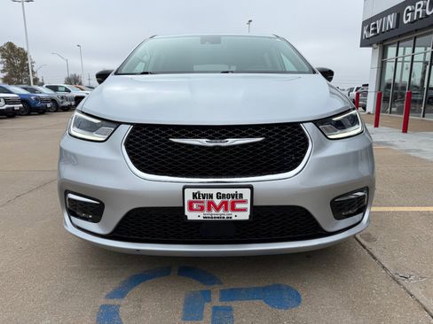 Used 2024 Chrysler Pacifica Touring-L image 2