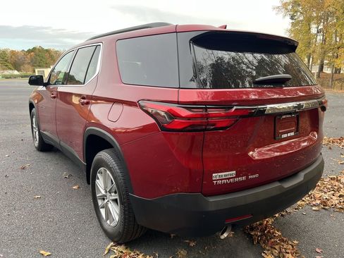 Used 2023 Chevrolet Traverse LT w/ Rear Camera Mirror Package image 5