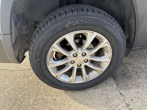 Used 2019 Jeep Cherokee Latitude w/ Cold Weather Group image 17