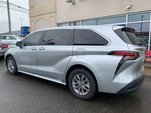 Used 2022 Toyota Sienna XLE AWD/4WD image 5