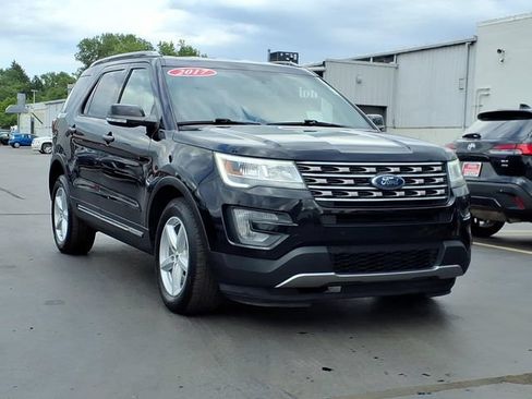 Used 2017 Ford Explorer XLT w/ Equipment Group 202A AWD/4WD image 3