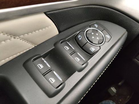 Used 2019 Ford Explorer Platinum image 27