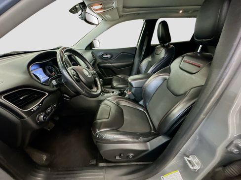 Used 2019 Jeep Cherokee Trailhawk w/ Comfort/Convenience Group AWD/4WD image 13
