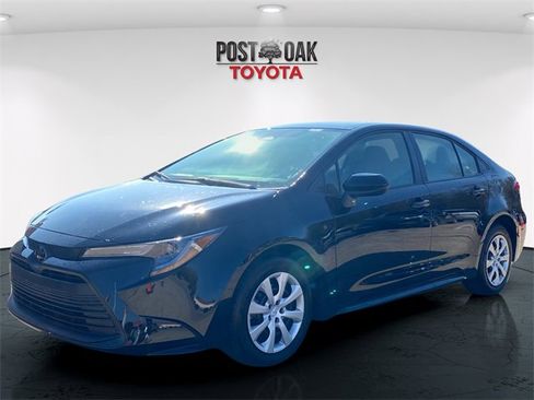 Used 2025 Toyota Corolla LE image 3