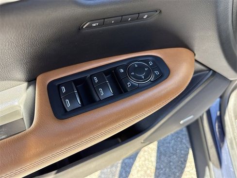 Used 2025 Cadillac XT5 Premium Luxury image 37