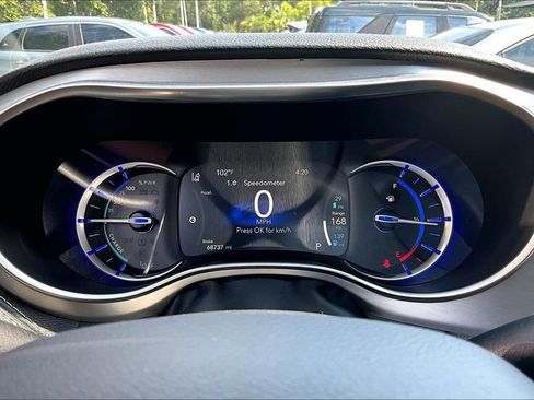 Used 2024 Chrysler Pacifica Premium FWD image 13