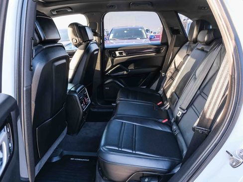 Used 2022 Porsche Cayenne AWD/4WD image 17