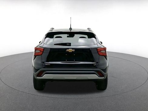 Used 2025 Chevrolet Trax LT FWD image 8