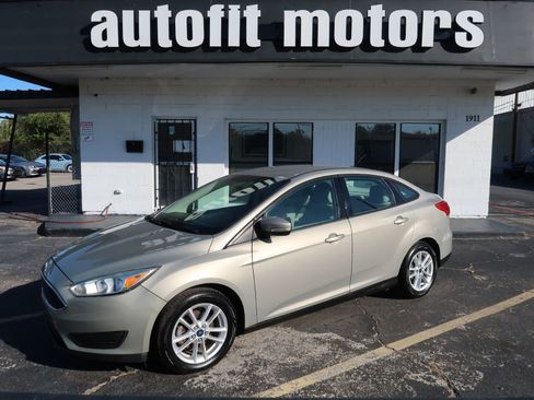 Used 2015 Ford Focus SE image 1