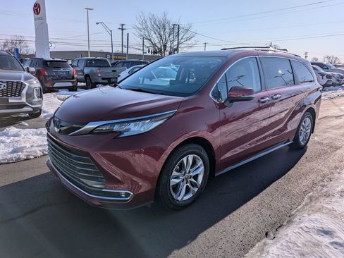 Used 2022 Toyota Sienna Limited image 3