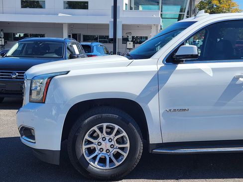 Used 2017 GMC Yukon SLT image 2