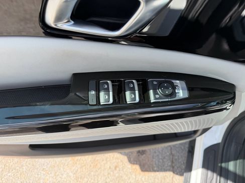 Used 2024 Kia Carnival EX FWD image 11