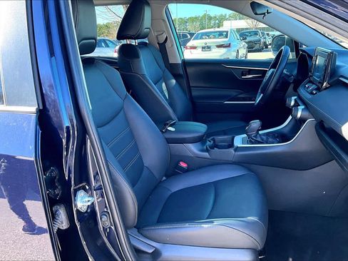 Used 2021 Toyota RAV4 XLE Premium image 8