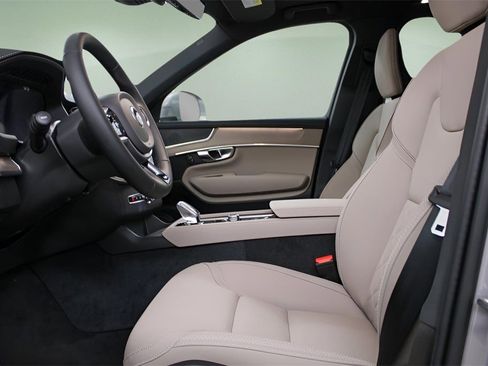 New 2026 Volvo XC90 B5 Plus image 18
