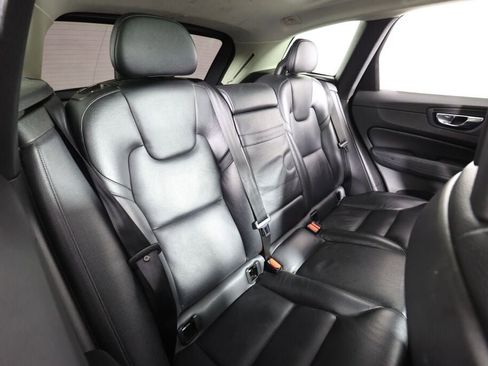 Used 2018 Volvo XC60 T5 Momentum w/ Vision Package image 21