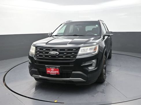 Used 2017 Ford Explorer XLT AWD/4WD image 2