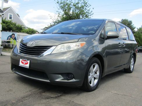 Used 2013 Toyota Sienna LE w/ Towing Pkg FWD image 4