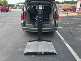 Used 2010 Volkswagen Routan SE image 2