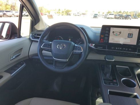 Certified 2021 Toyota Sienna XLE image 15