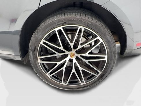 Used 2024 Porsche Macan AWD/4WD image 12