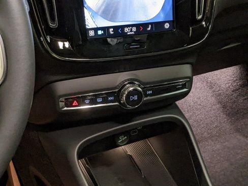 New 2025 Volvo XC40 B5 Core w/ Protection Package Premier image 19