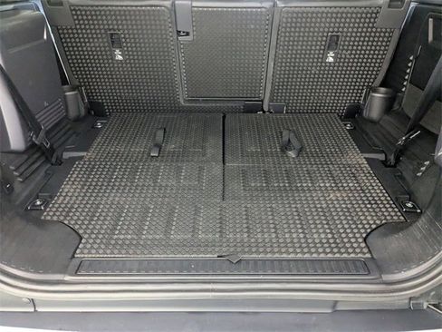 Used 2020 Land Rover Defender 110 SE image 30