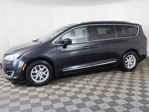 Used 2020 Chrysler Pacifica Touring-L image 16