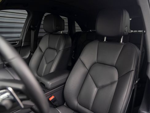 Certified 2026 Porsche Macan AWD/4WD image 5