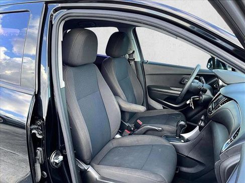 Used 2022 Chevrolet Trax LS image 9