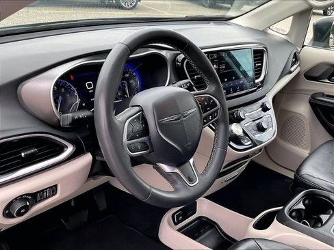 Used 2023 Chrysler Pacifica Touring-L FWD image 8