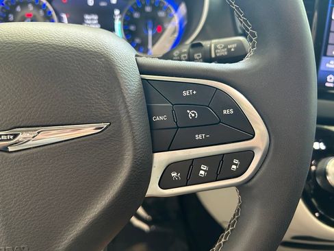 Used 2024 Chrysler Pacifica Touring-L FWD image 43