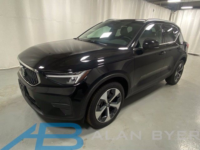 Certified 2024 Volvo XC40 B5 Core AWD/4WD image 1