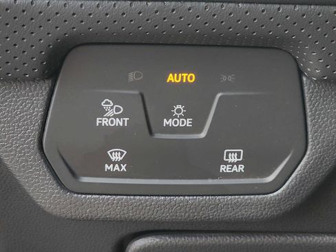 Used 2024 Volkswagen Atlas SE image 25