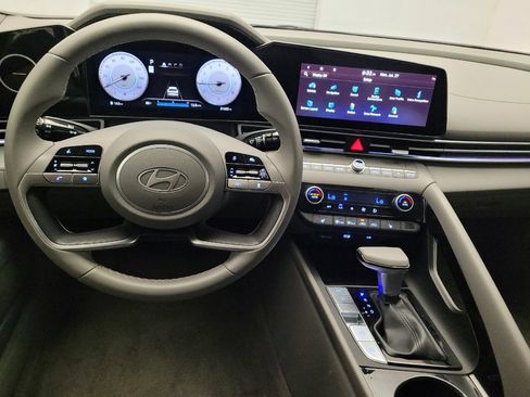 Used 2025 Hyundai Elantra SEL FWD image 22