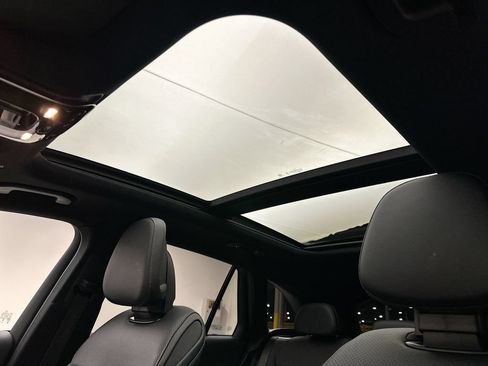 Used 2025 Mercedes-Benz GLC 300 4MATIC image 23