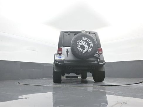 Used 2017 Jeep Wrangler Unlimited Rubicon w/ Connectivity Group image 31