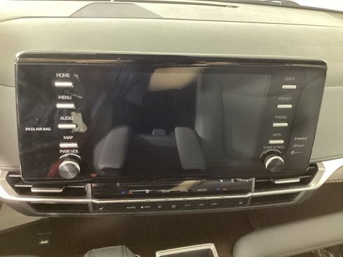 Used 2024 Toyota Sienna XLE FWD image 18