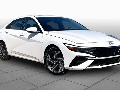 Certified 2025 Hyundai Elantra SEL FWD image 3