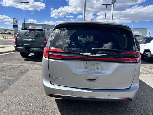 Used 2021 Chrysler Pacifica Touring-L FWD image 4