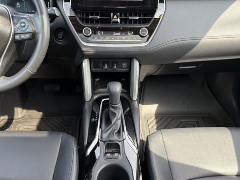 Used 2024 Toyota Corolla Cross XLE w/ Convenience Package AWD/4WD image 17