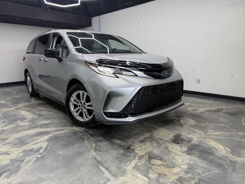 Used 2023 Toyota Sienna XSE AWD/4WD image 6