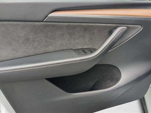 Used 2023 Tesla Model Y Performance image 10