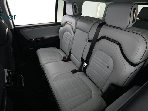 Used 2025 Rivian R1S Premium image 24