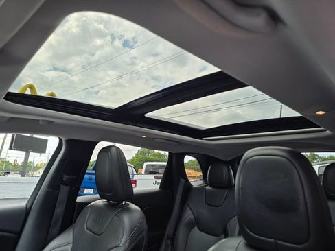 Used 2019 Jeep Cherokee Limited AWD/4WD image 6