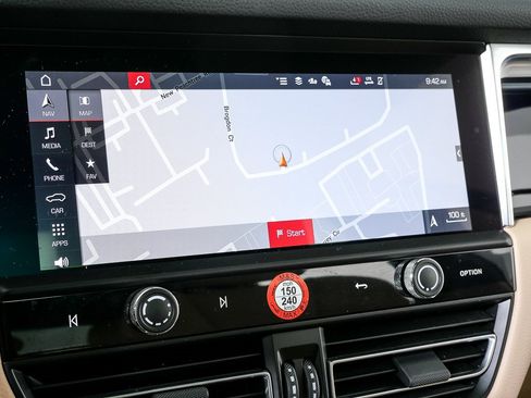 Certified 2025 Porsche Macan AWD image 15