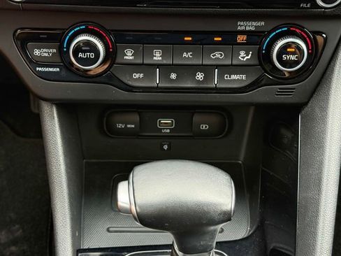 Used 2022 Kia Niro Touring Special Edition FWD image 8