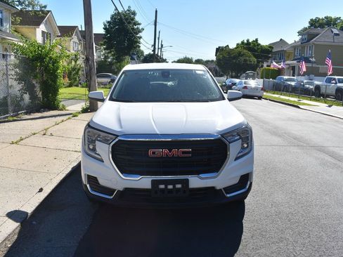 Used 2024 GMC Terrain SLE AWD/4WD image 2